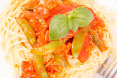 Beyaz arka plan üzerinde soslu makarna