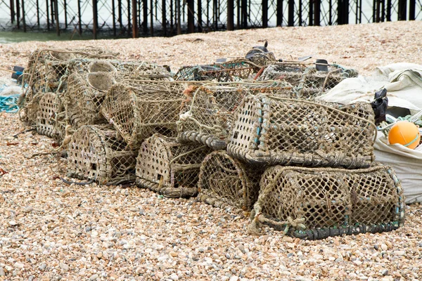 Gaiolas de pesca em uma praia — Fotografia de Stock