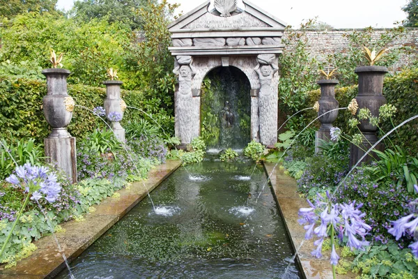 Fontänen i trädgården på Arundel castle — Stockfoto