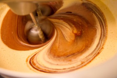 Pişirme bir pasta - yakın up-bir mikser cezalandırmanı da