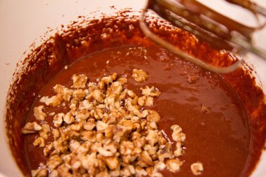 Bir Brownie pişirme - kıyılmış fındık ekleme