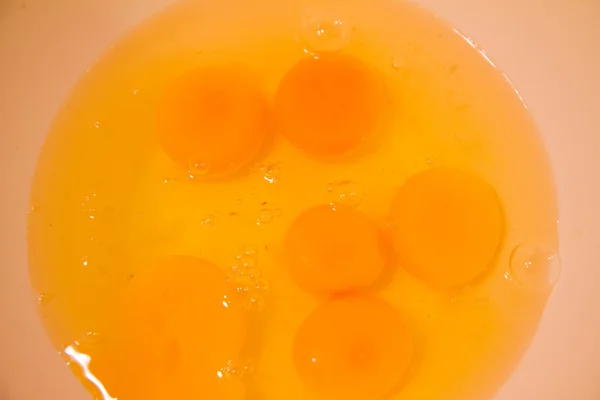 生鸡蛋在碗里 — 图库照片