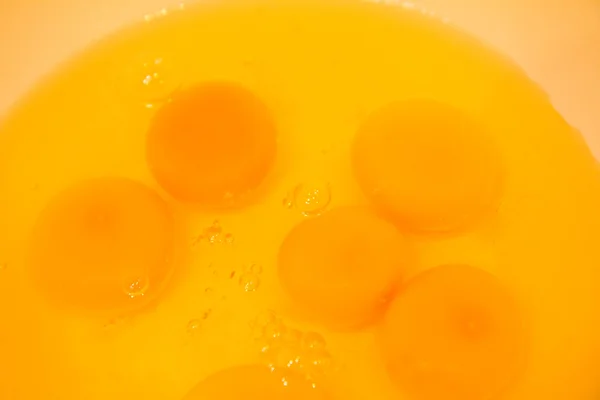 生鸡蛋在碗里 — 图库照片