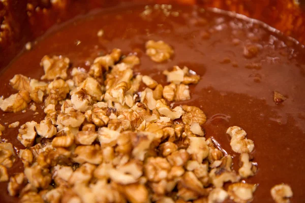 Bakning Brownie Lägga Hackade Nötter — Stockfoto