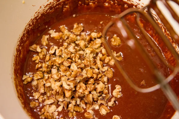 Bakning Brownie Lägga Hackade Nötter — Stockfoto