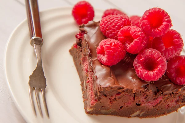 Brownie com framboesas — Fotografia de Stock