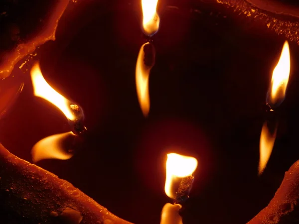 Votief kaarsen branden — Stockfoto