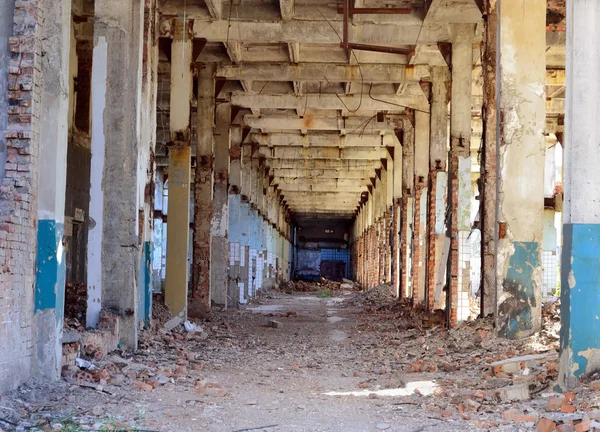 Innenraum einer verlassenen Fabrik — Stockfoto