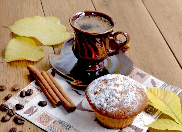 Cup of coffee and a muffin — Stock Photo, Image