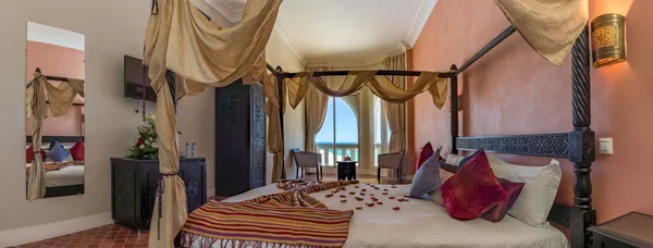 Роскошная арабская спальня — стоковое фото