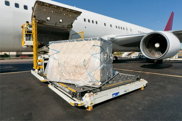 Loading cargo plane — Stock Photo, Image