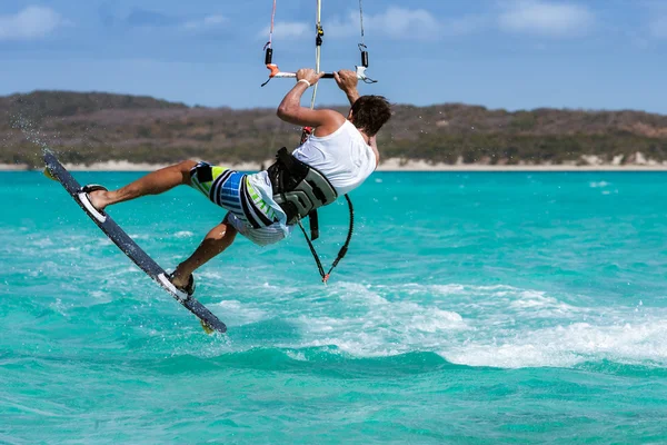 Kitesurfare hoppning — Stockfoto