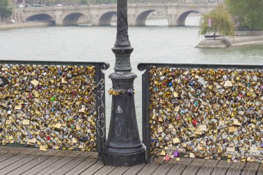 Pont des Arts Köprüsü, Seine Nehri Paris'te aşk kilitler.