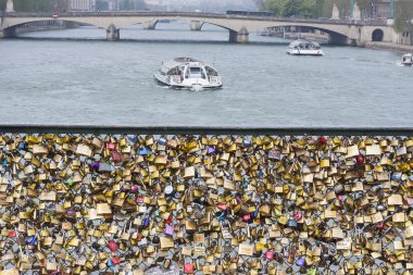 pont des arts köprü kilitler seviyorum, paris nehrine SEINE. FRA