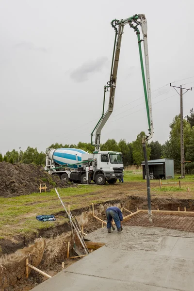 Trabajador verter mezcla de hormigón . — Foto de Stock