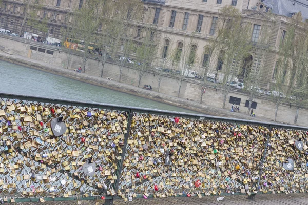 Candados de amor en el puente Pont des Arts, río Sena en París — Foto de Stock