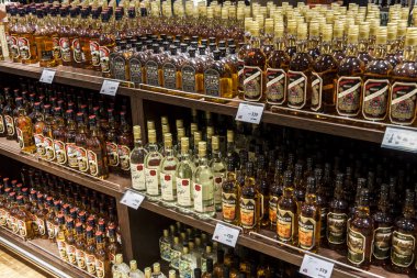 Duty Free mağazasında alkoller bölümü
