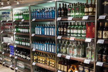 Duty Free mağazasında alkoller bölümü