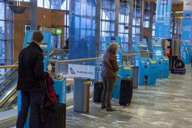 Oslo Gardermoen Uluslararası Havaalanı'nda makine kontrol edin 