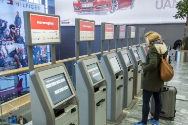 Oslo Gardermoen Uluslararası Havaalanı'nda makine kontrol edin 