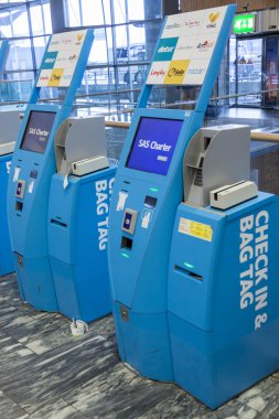 Oslo Gardermoen Uluslararası Havaalanı'nda makine kontrol edin 