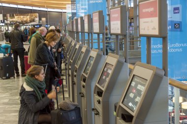 Oslo Gardermoen Uluslararası Havaalanı'nda makine kontrol edin 