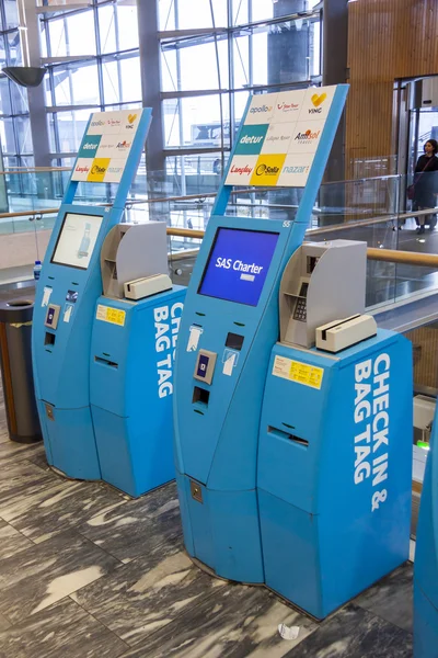 Inchecken machine bij Oslo Gardermoen vliegveld — Stockfoto