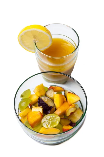 Salade de fruits et jus d'orange isolés sur fond blanc . — Photo