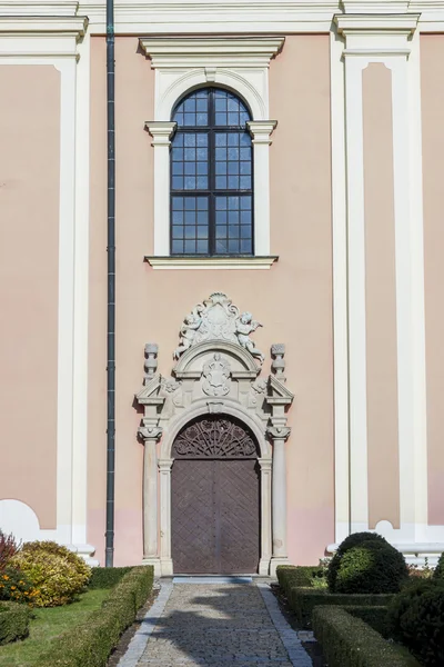 Porta para a igreja de Saint Mikael Sandomierz, Polônia . — Fotografia de Stock