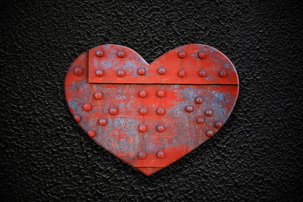 Corazón de metal en una textura oscura — Foto de Stock