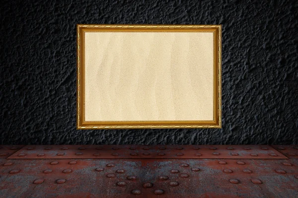 Moldura de ouro em uma parede de concreto — Fotografia de Stock