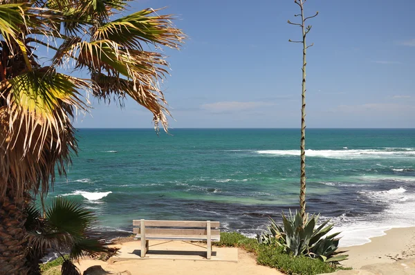 Banco en una playa — Foto de Stock