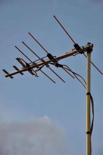 Televisie-antenne op het dak — Stockfoto