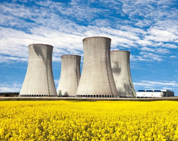 Planta de energía nuclear y campo de colza — Foto de Stock