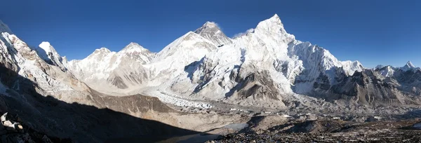Monte Everest con hermoso cielo y glaciar Khumbu — Foto de Stock