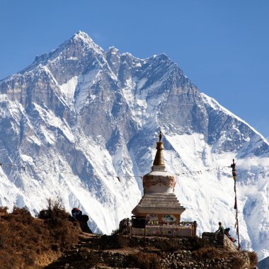 Stupa Namche Bazar ve Mount Lhotse Güney kaya yüzüne yakın