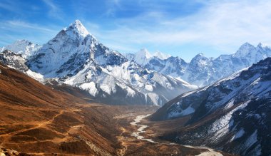 Ama Dablam güzel gökyüzü ile monte