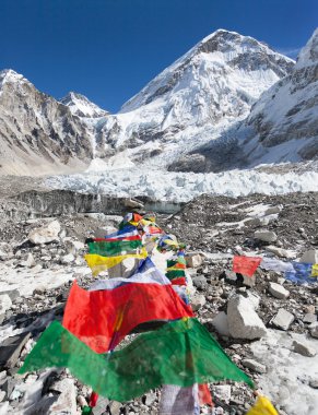 Everest Dağı'nın ana kamp Budist dua bayrakları ile