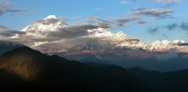mount dhaulagiri - nepal'ın panoramik manzarasını akşam 