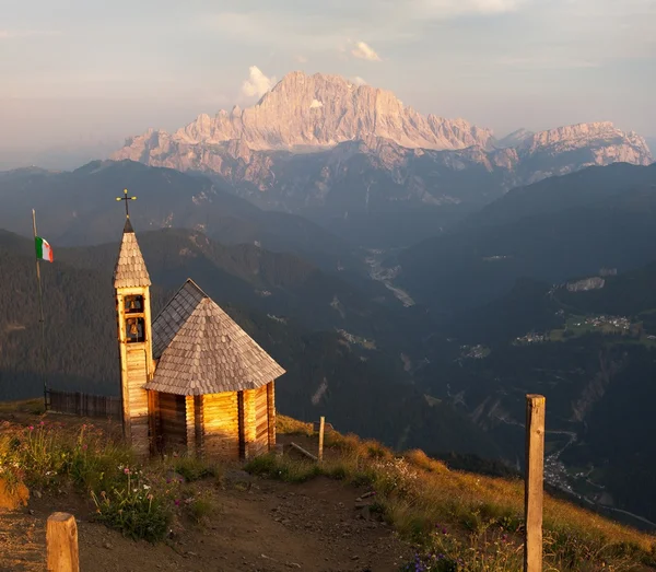 Monte Col DI Lana con capilla para montar Civetta — Foto de Stock