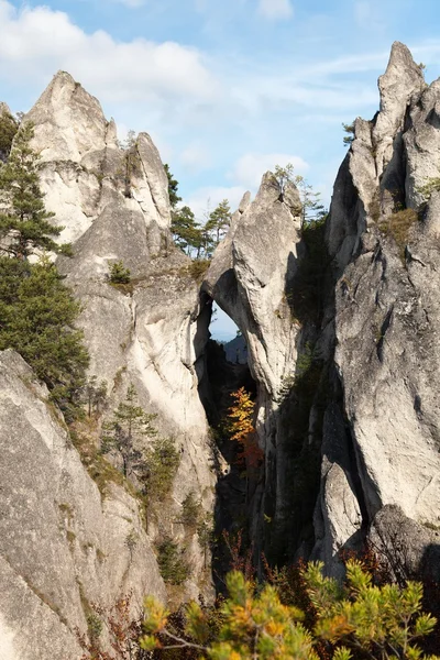 Mountain fönster i Sulovske Skaly rockies i Slovakien — Stockfoto