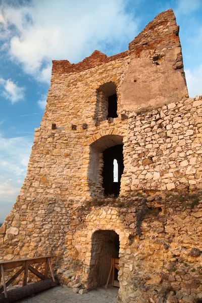 Kvällen syn på ruinerna av Cachticky hrad - Slovakia — Stockfoto