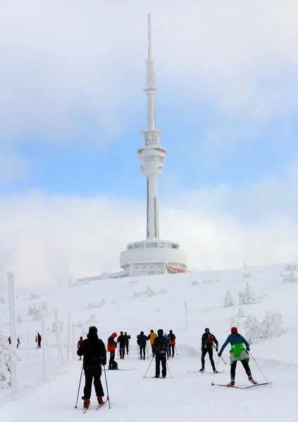 Skifahrer auf dem Weg zum Gipfel gelobt - Jeseniky - Mähren — Stockfoto