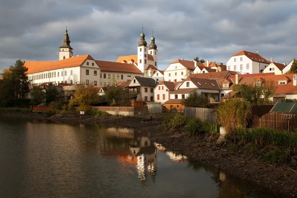 Kvällen utsikt över Telč eller Teltsch staden spegling i sjön — Stockfoto