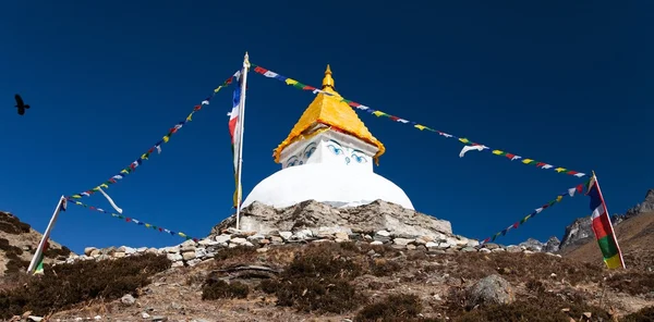 Stupa near Dingboche village with prayer flags — Stock Photo, Image