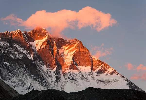 Evening view of Lhotse and clouds on the top — Stock Photo, Image