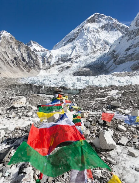 Mount Everest alaptáborba buddhista ima zászlók — Stock Fotó