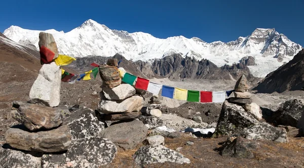 Monte cho oyu, com área de everest de bandeiras - caminho ao cho oyu acampamento - oração, Parque Nacional de sagarmatha, vale de khumbu, nepal — Stock Fotó