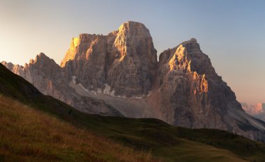 Pelmo Dağı'nın sabah panoramik manzarası, İtalyan dolomitleri