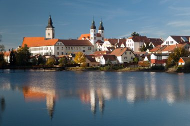 Telc veya Teltsch şehir gölde yansıtma akşam görünümü